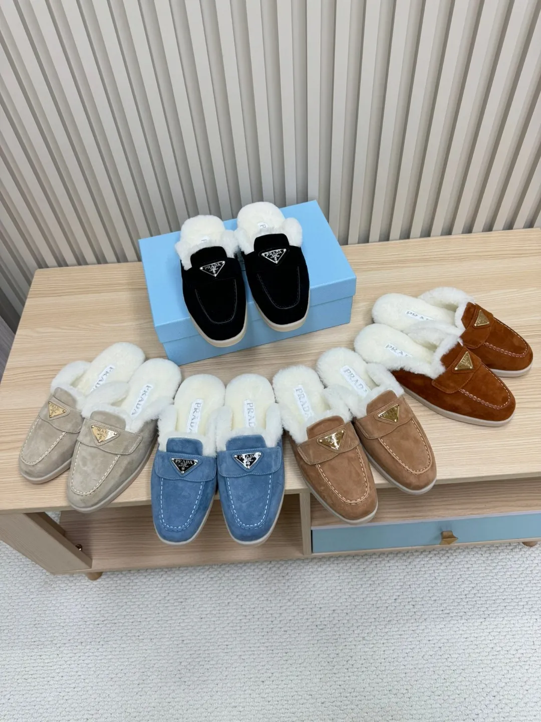 p560 🎉Prada toe-cap wool slippers, officially updated simultaneously, couple models are coming! 💑 Classic triangle buckle design, extremely fashionable. The all-wool lining and feet have excellent thermal insulation properties, allowing you to feel warm even in cold winter days. The comfortable TPU soles are extremely comfortable to wear, as if you are walking on the clouds. 😌 It is an excellent choice whether at home or out. Wear it with your significant other to show off your love and become the focus of street fashion. 💖This winter, let Prada toe-toe wool slippers accompany you, combining warmth and fashion. Come and get it now! 🛍️ Fabric: Imported frosted cowhide Lining: One-piece sheepskin imported from Australia Outsole: Original Tpu absorbent film outsole Female size: 35～41 (41 customized) Male size: 39～45 (45 customized)